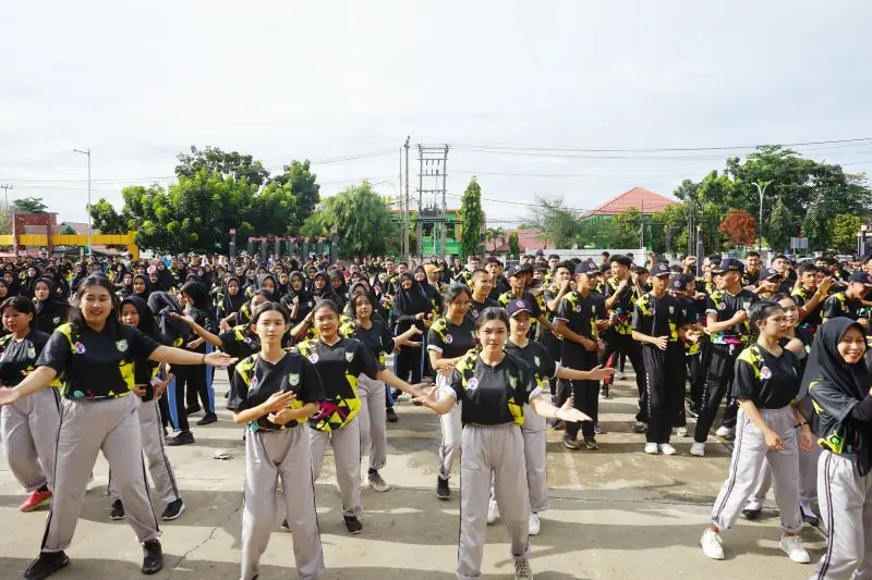 Senam massal di Plaza Stadion Olahraga Sawah Lebar