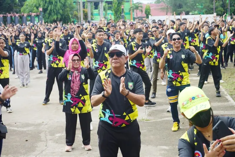 Senam massal di Plaza Stadion Olahraga Sawah Lebar